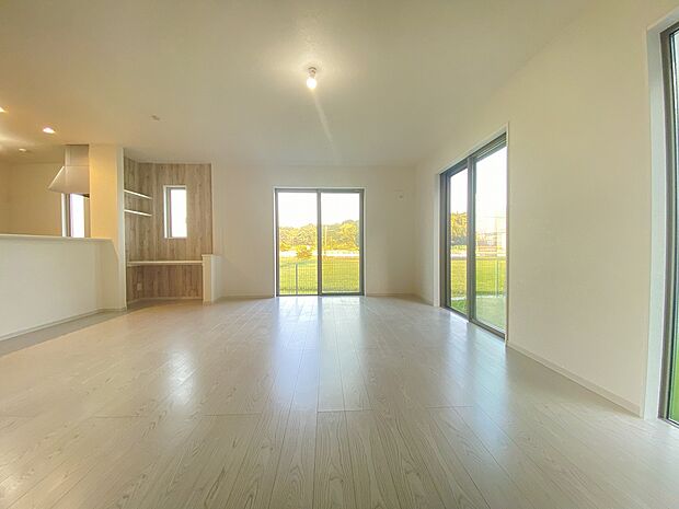 縦長リビングでオープンでのびやかな空間。お子様もつい駆け出してしましそうです。