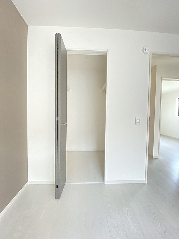 クローゼットに入るお洋服も見やすく、毎日に服選びも楽しくなりますね。