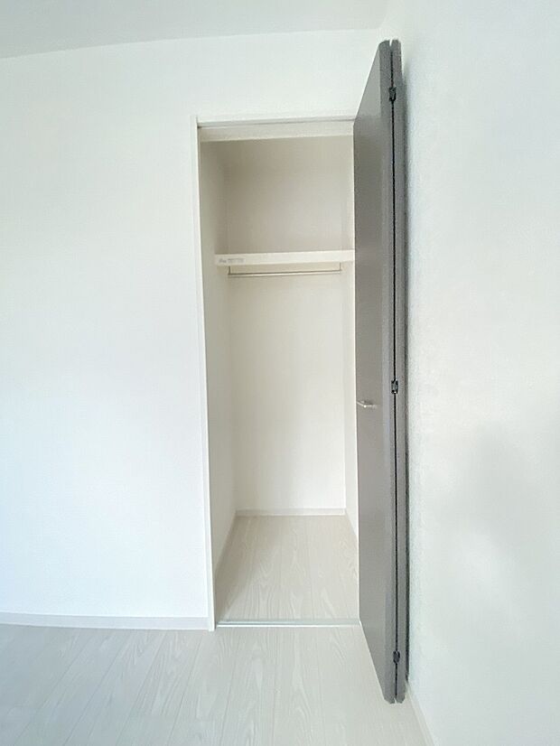 衣類も小物もすっきり収まる、無駄のない収納力。