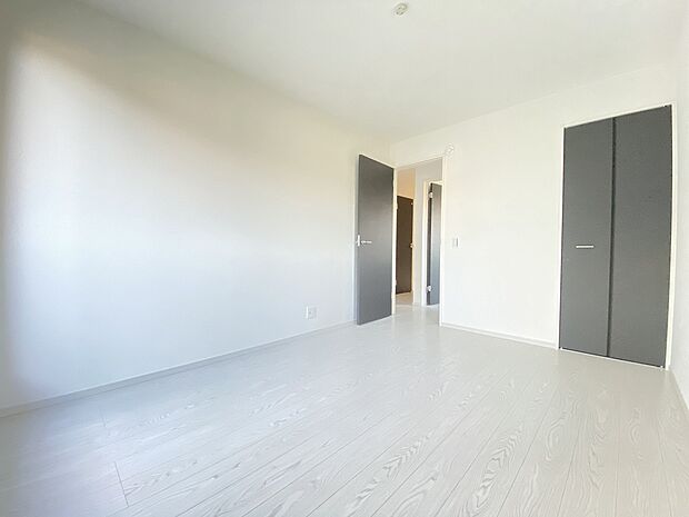 どんなカラーにも馴染む、白のクロス。雑貨や小物、家具との相性も良さそうです。