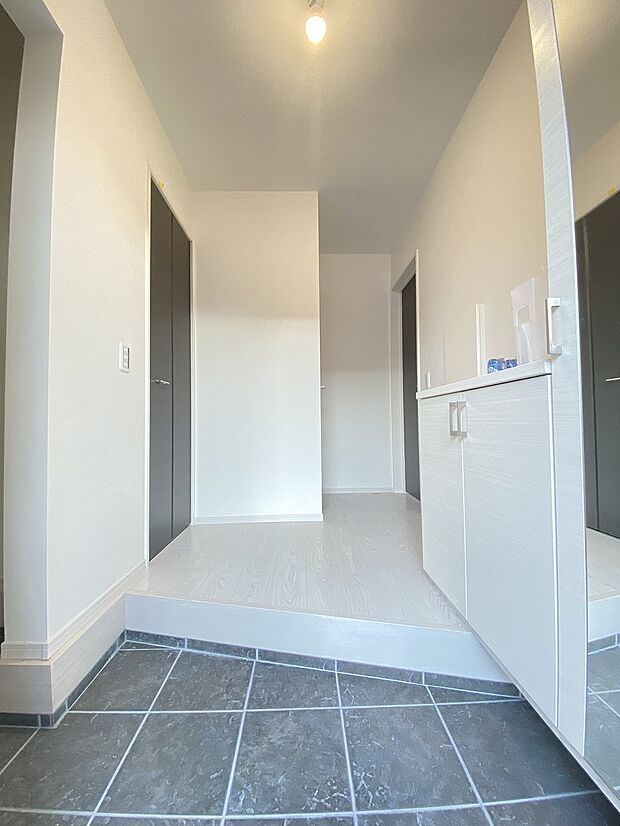 白を基調にした玄関が、家族をそっと迎えてくれる優しい空間です。