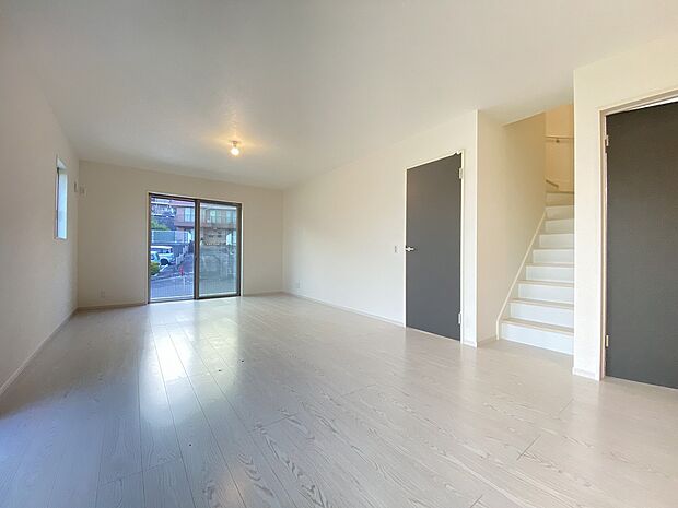 リビングで遊ぶお子様もキッチンにいるママを確認しながら安心して遊べます。