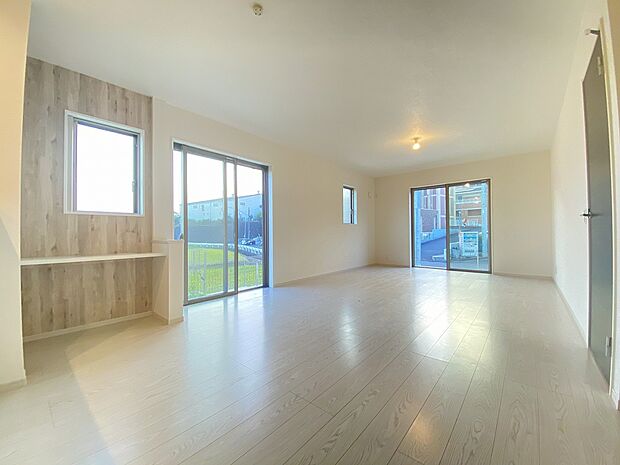 白と木のコントラストが映える家族の絆を紡いでくれるリビング。