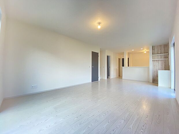 温かみのある木目のフローリング。観葉植物の緑も映えそうですね。