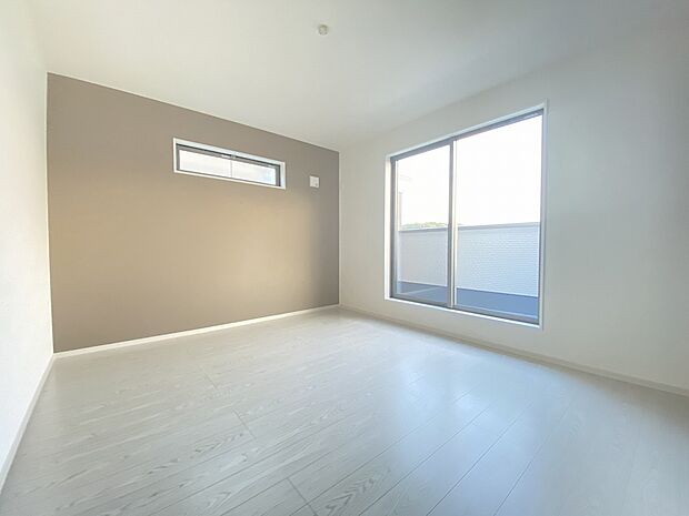 穏やかな時間が漂う、心休まる寝室です。ゆっくり休んで一日の疲れもとれそうですね。