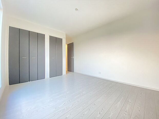 朝の光がやさしく差し込む。鳥のさえずりに包まれて目覚める、贅沢なひとときです。