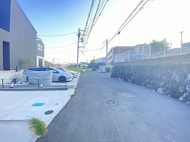 平坦な道路はウォーキングやジョギングも楽しめそうです