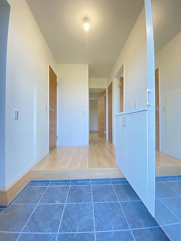 白を基調にした玄関が、家族をそっと迎えてくれる優しい空間です。