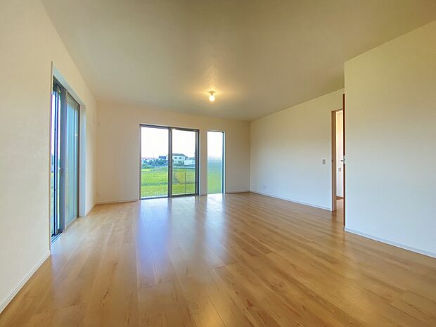 自然の美しい木肌の風合いが優しい表情を生み出します。ナチュラルで温かみのある空間です。