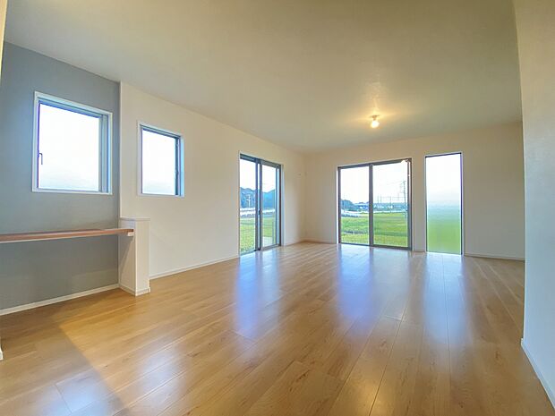 自然の美しい木肌の風合いが優しい表情を生み出します。ナチュラルで温かみのある空間です。