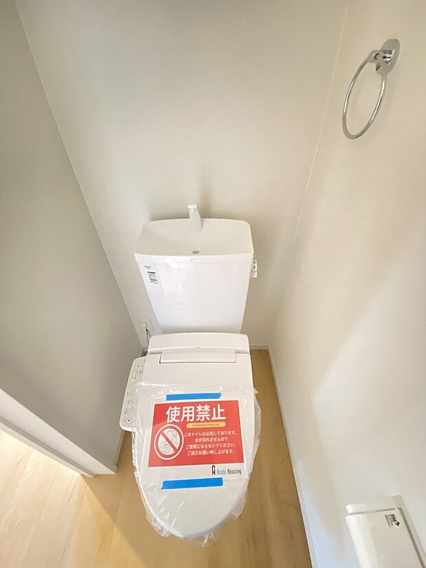 壁付けリモコンで、操作もしやすいウォシュレット付きのトイレ。