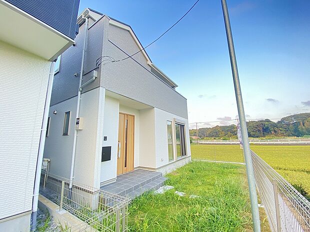 柔らかなベージュトーンが落ち着きと温もりを感じさせる外観です。