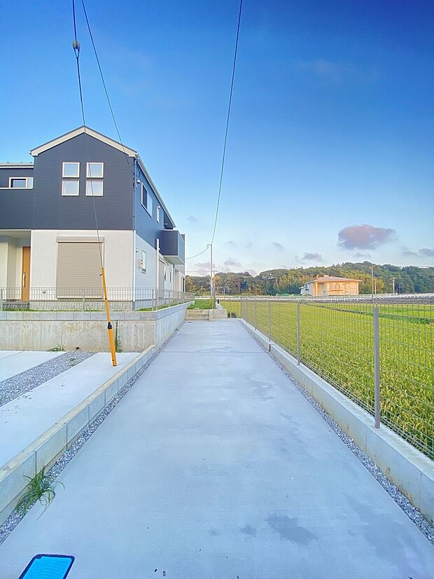 青空が広がり、陽光が差し込む開放感に包まれた住環境です。