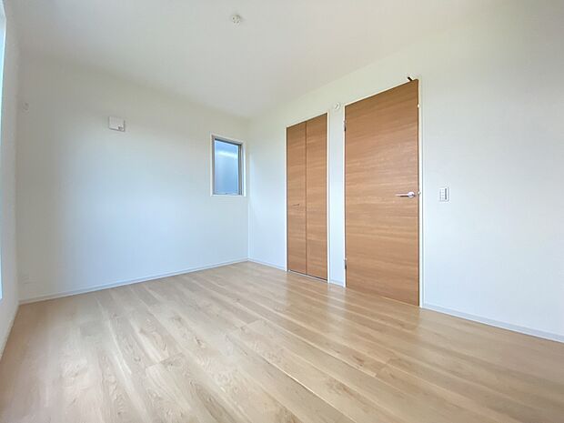 どんなカラーにも馴染む、白のクロス。雑貨や小物、家具との相性も良さそうです。