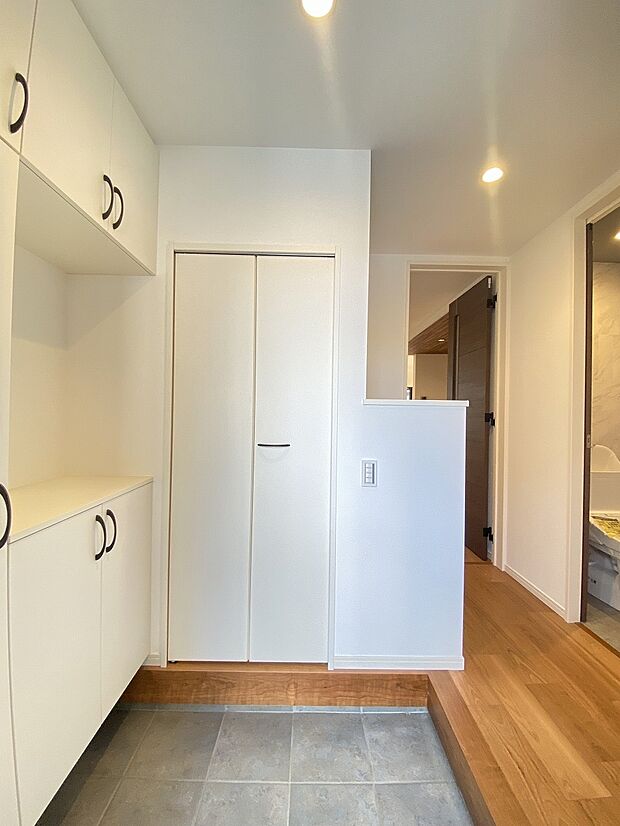 白を基調にした玄関が、家族をそっと迎えてくれる優しい空間です。