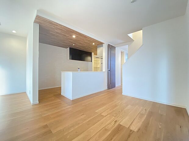 お洒落な雑貨屋さんで見つけた、あの小物やインテリアも置ける　そんな喜びをここで叶えませんか。