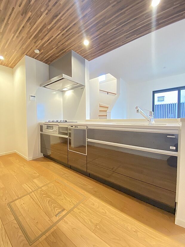 忙しそうなママを見て、何かしようかなというお手伝いの気持ちが芽生えるかも。家族の一体感がもてるカウンターキッチン。