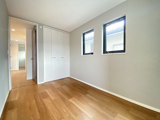 どんなカラーにも馴染む、白のクロス。雑貨や小物、家具との相性も良さそうです。