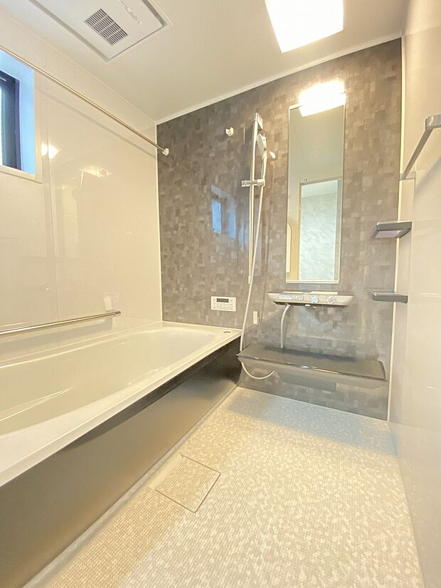 広々した浴室。お子様と一緒に今日の出来事をゆっくり話しながらバスタイムを楽しめます。