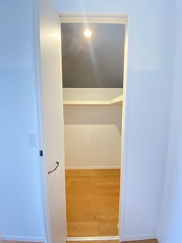 衣類だけじゃなく、スーツケースやレジャー用品もしまえます。