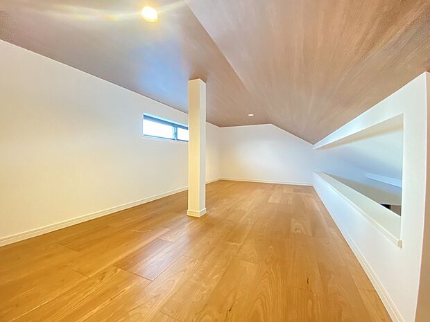 季節物の保管やキャンプ、スノーボードなど多趣味なご家族に嬉しいロフト収納。