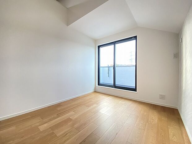 バルコニーはお洗濯やお布団を干すだけでなけでなく、室内に開放感と外の色彩豊かな風景を運んでくれます。