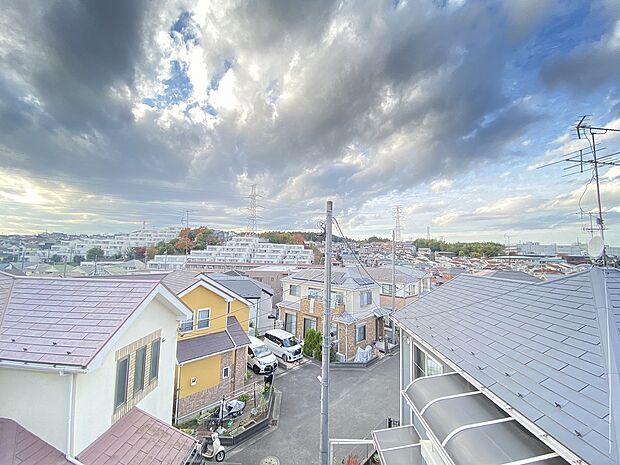 陽光あふれる青空の下、開放感と快適さが共存する理想の住環境です。