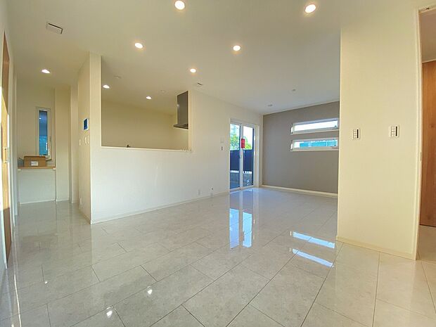 何気ない一日の一コマが積み重り、かけがえのない家族との思い出と重なっていくリビング。