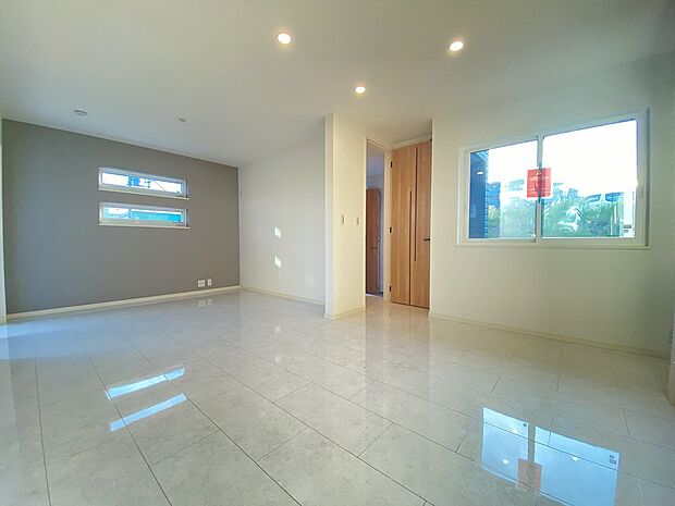 お気に入りのインテリアも引き立つ、優しい色調のフローリングと白いクロス。落ち着いた空間です。