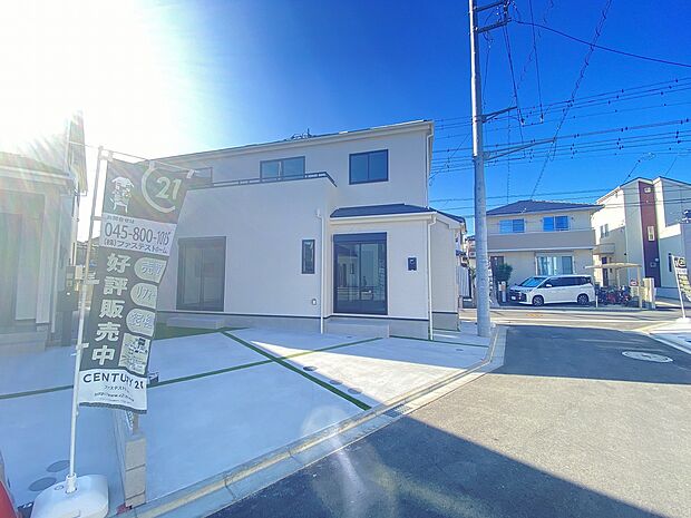 ベージュの優しい色合いが、街並みに自然と溶け込むデザインの外観です。