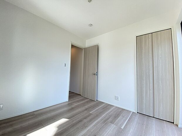 穏やかな時間が漂う、心休まる寝室です。ゆっくり休んで一日の疲れもとれそうですね。