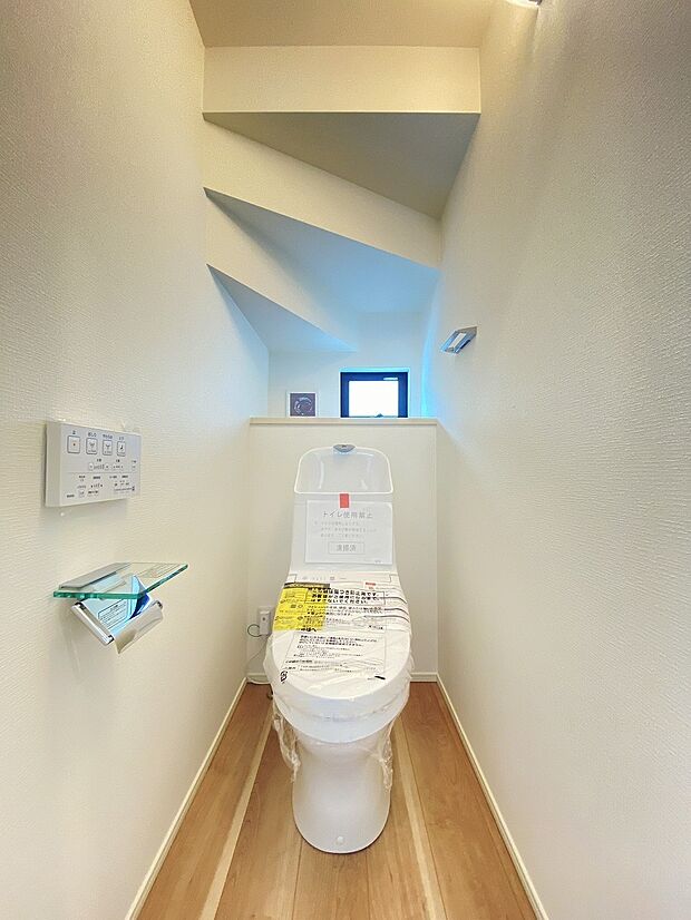 壁付けリモコンで、操作もしやすいウォシュレット付きのトイレ。