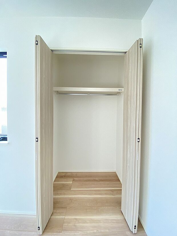 クローゼットに入るお洋服も見やすく、毎日に服選びも楽しくなりますね。