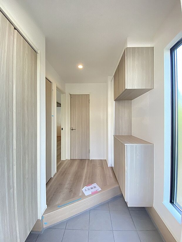 柔らかな光が広がる、家族の帰りを穏やかに迎える心地よい玄関です。