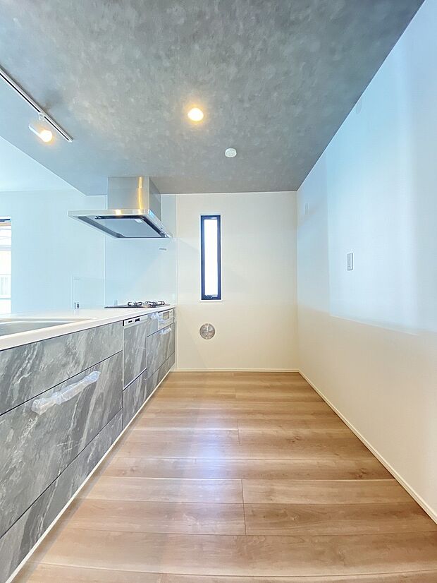 忙しそうなママを見て、何かしようかなというお手伝いの気持ちが芽生えるかも。家族の一体感がもてるカウンターキッチン。