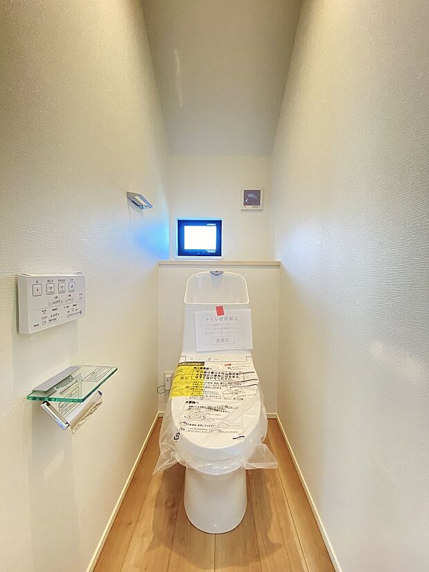 窓がある明るいトイレ。すぐに換気もできますね