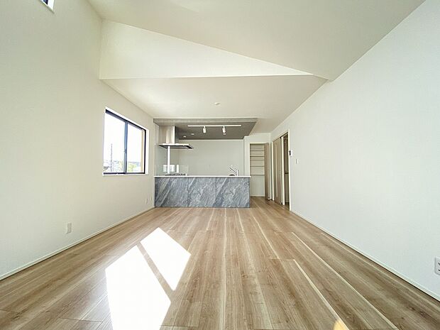 お洒落な雑貨屋さんで見つけた、あの小物やインテリアも置ける　そんな喜びをここで叶えませんか。