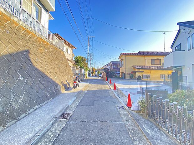 青空が広がり、陽光が差し込む開放感に包まれた住環境です。