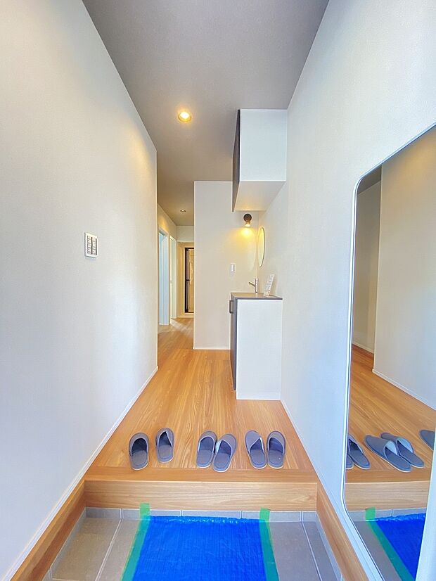 白を基調にした玄関が、家族をそっと迎えてくれる優しい空間です。