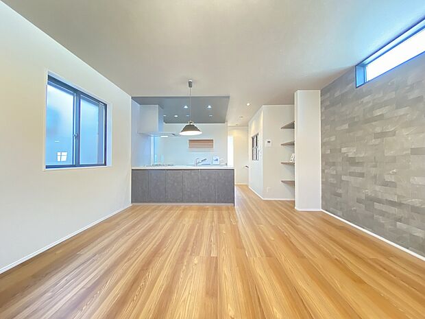 白と木のコントラストが映える家族の絆を紡いでくれるリビング。