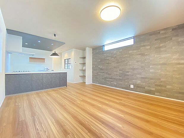 温かみのある木目のフローリング。観葉植物の緑も映えそうですね。