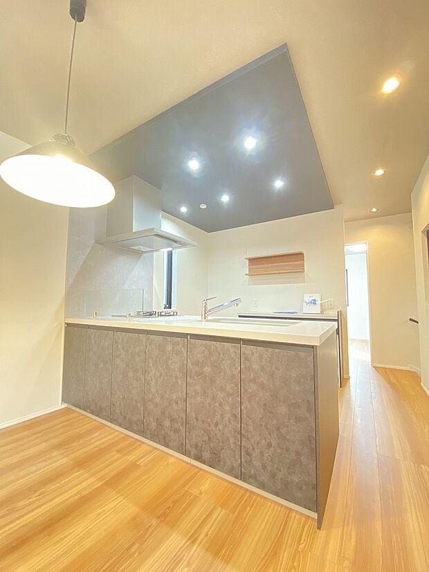 上段の吊戸棚もなく、リビングを広々見渡せます。