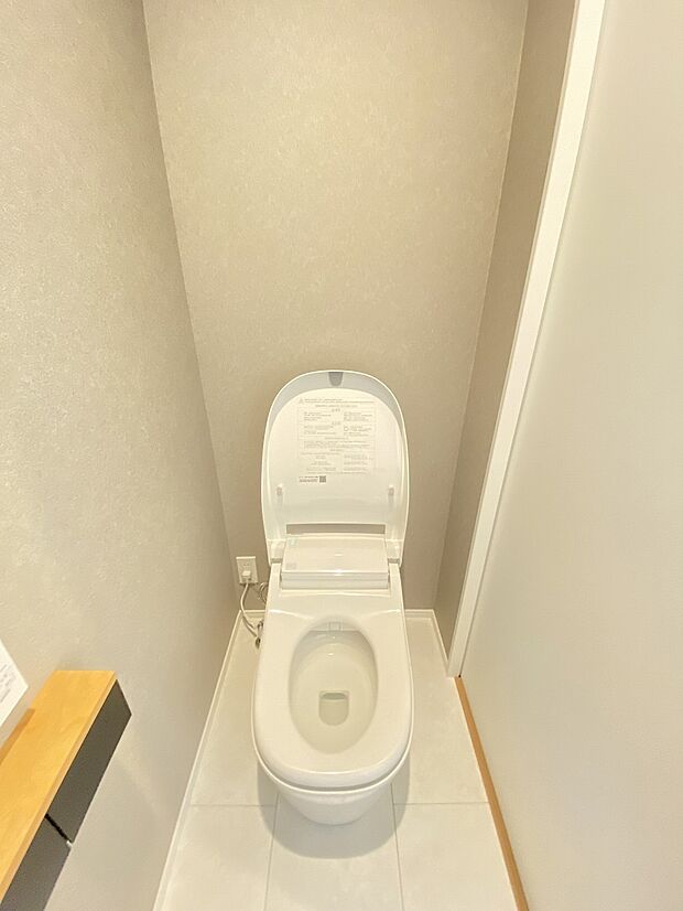 壁付けリモコンで、操作もしやすいウォシュレット付きのトイレ。