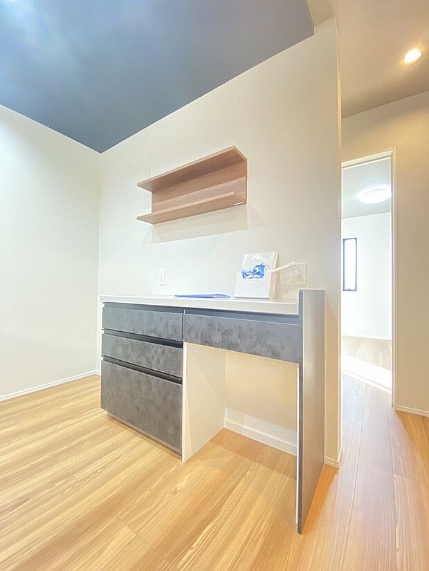 白を基調とした明るいキッチン。上段下段と収納力に期待がもてます。