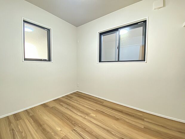 お好みのカーテンやラグで、自分好みにカスタマイズ