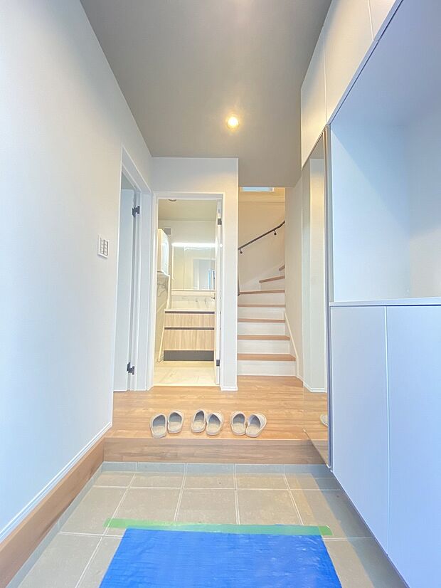 白を基調にした玄関が、家族をそっと迎えてくれる優しい空間です。