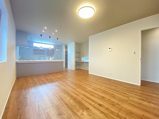 縦長リビングでオープンでのびやかな空間。お子様もつい駆け出してしましそうです。