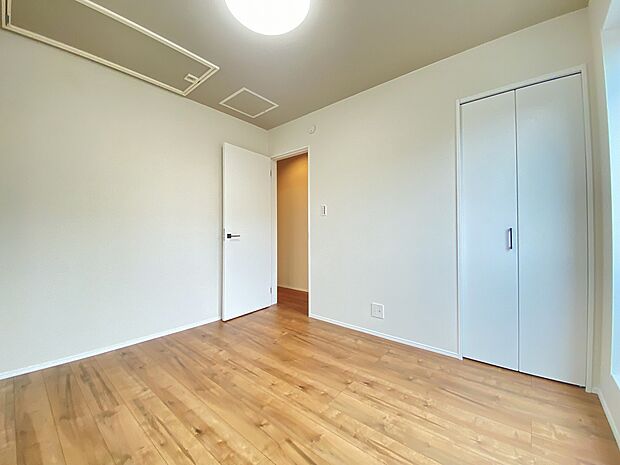 穏やかな時間が漂う、心休まる寝室です。ゆっくり休んで一日の疲れもとれそうですね。