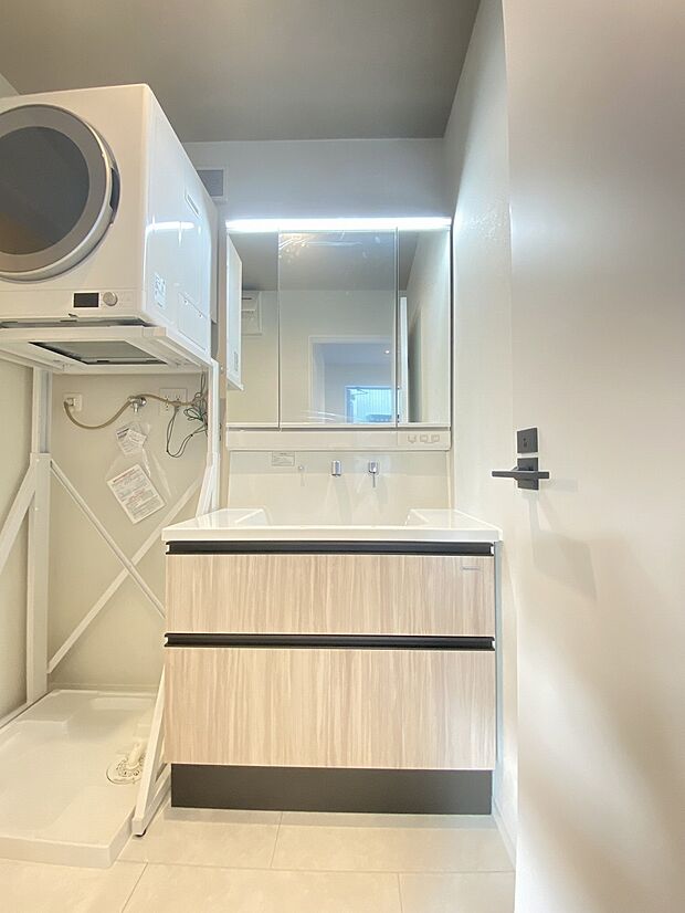 ヘアセットの時も嬉しい3面鏡。後ろ姿もしっかりチェックできます。