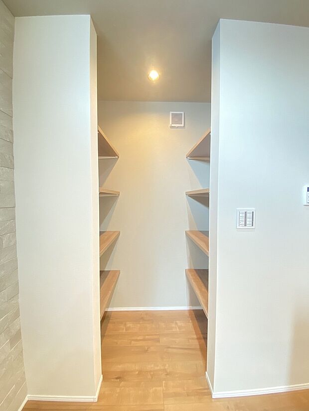 育ち盛りのお子様が見えるご家庭の強い味方　パントリーでたっぷりストック